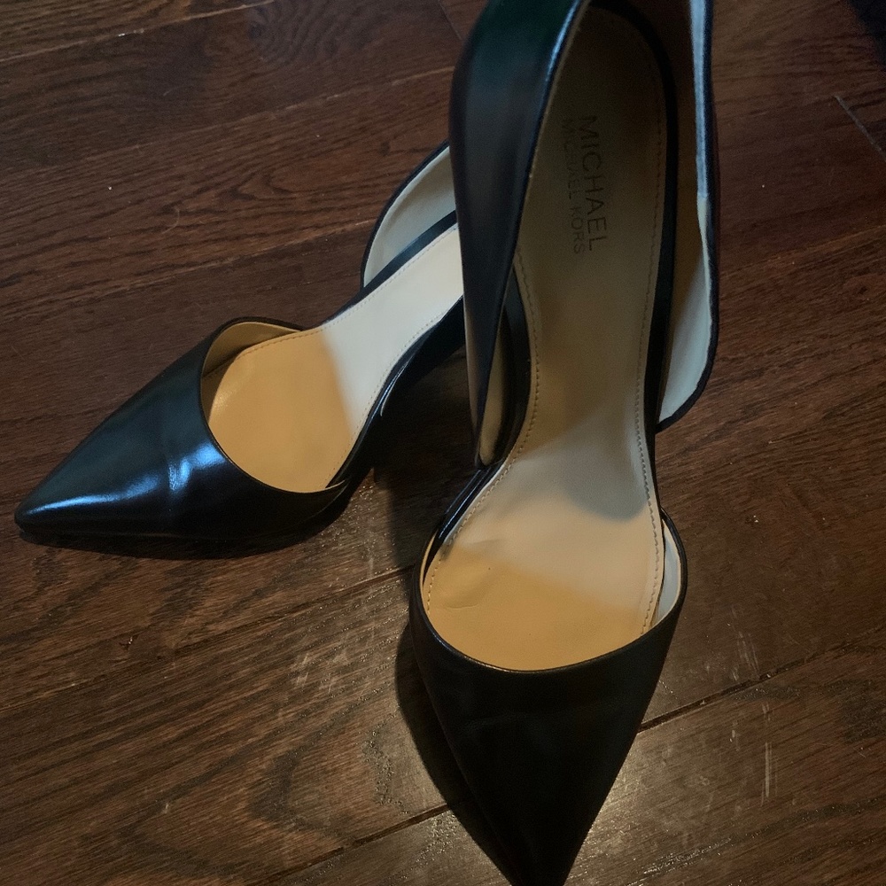 Black pumps